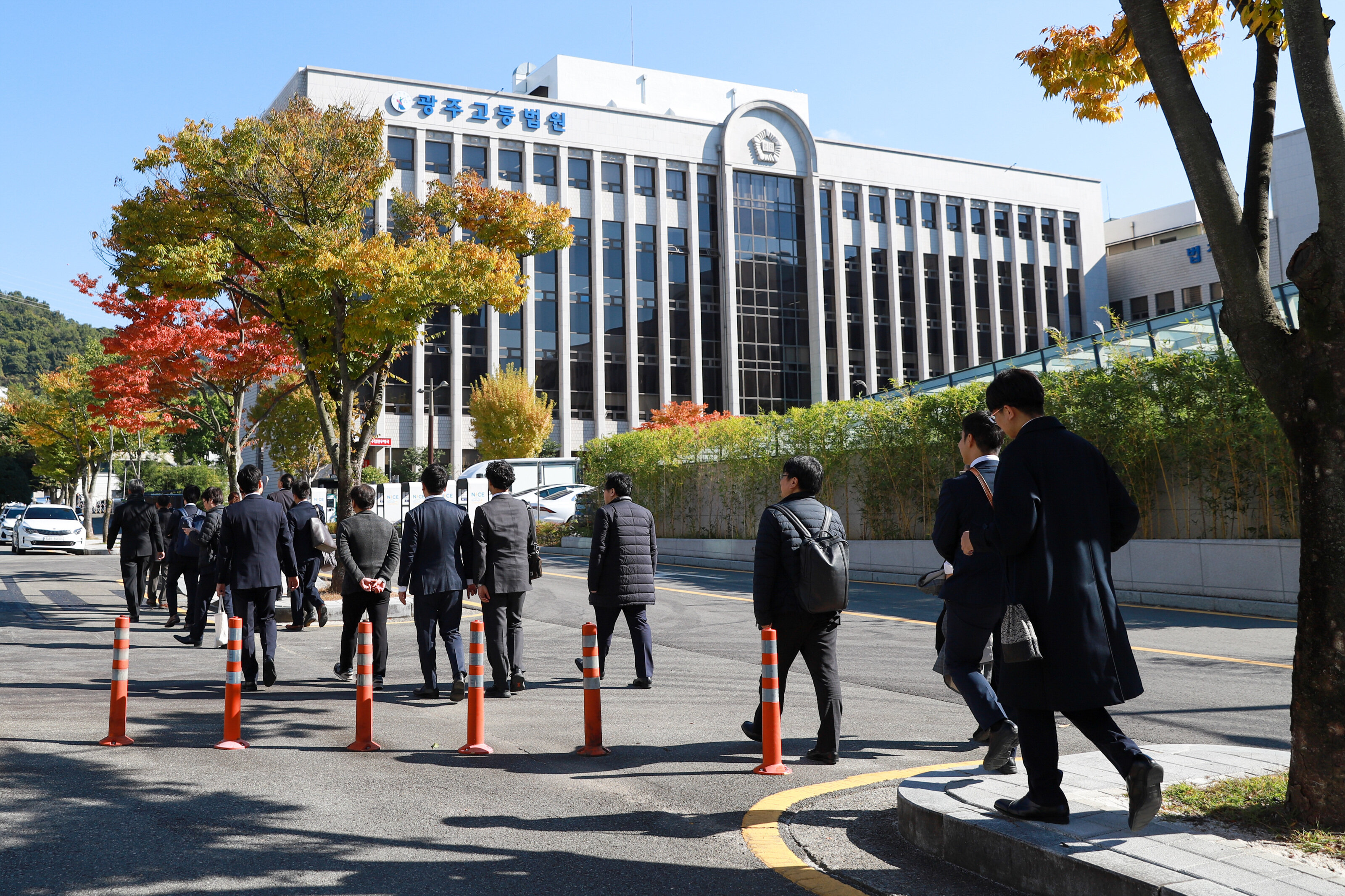 11月号「韓国法制度視察」写真③光州高等法院.jpg